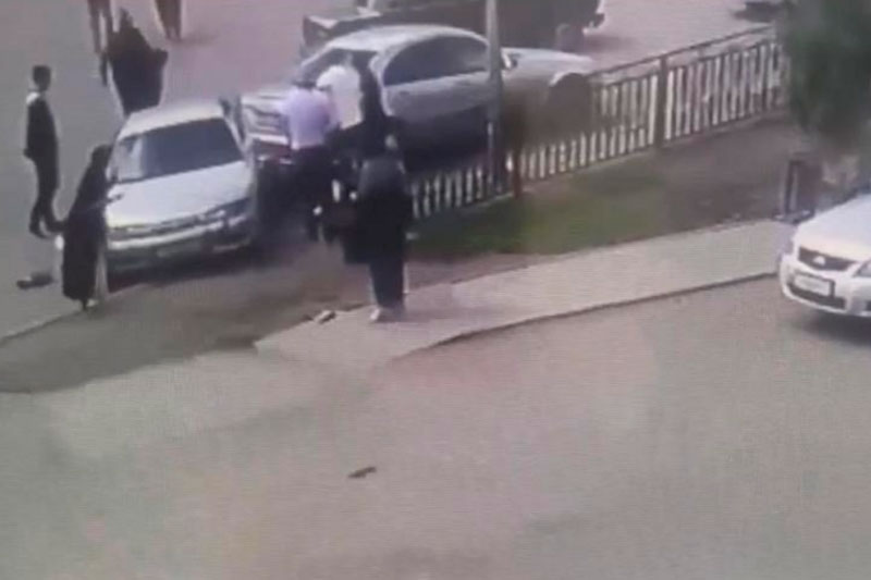 В Казахстане пятилетний мальчик сбил пять человек, сняв машину с ручника | Пятилетний житель Казахстана снял автомобиль с ручника и наехал на пять человек