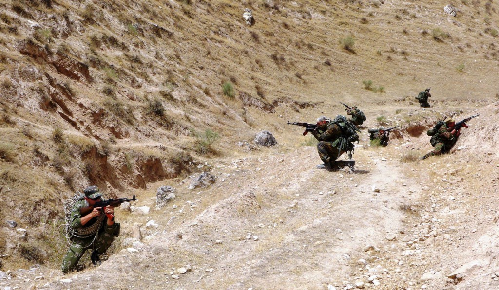 Разведчики 201 военной базы взяли штурмом базовый лагерь условной бандгруппы, обнаруженный с помощью «беспилотников» в горах Таджикистана Разведчики 201 военной базы взяли штурмом базовый лагерь условной бандгруппы, обнаруженный с помощью «беспилотников» в горах Таджикистана