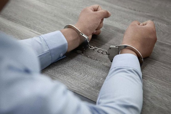 В Красноярске задержали директора фонда капремонта в момент получения взятки В Красноярске задержали директора фонда капремонта в момент получения взятки