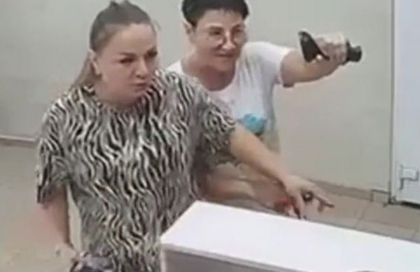 "Вы не имеете права нас не обслуживать!" — в Биробиджане учительница и ее дочь устроили погром в Wildberries | Учительница с дочкой устроили драку в пункте выдачи Wildberries в Биробиджане "Вы не имеете права нас не обслуживать!" — в Биробиджане учительница и ее дочь устроили погром в Wildberries | Учительница с дочкой устроили драку в пункте выдачи Wildberries в Биробиджане