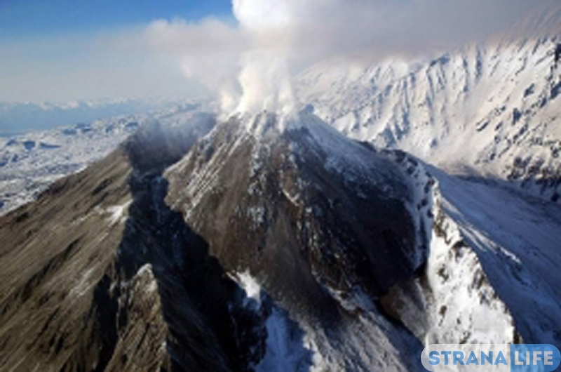 Вулкан Шивелуч на Камчатке выбросил пепел на 7 километров Вулкан Шивелуч на Камчатке выбросил пепел на 7 километров