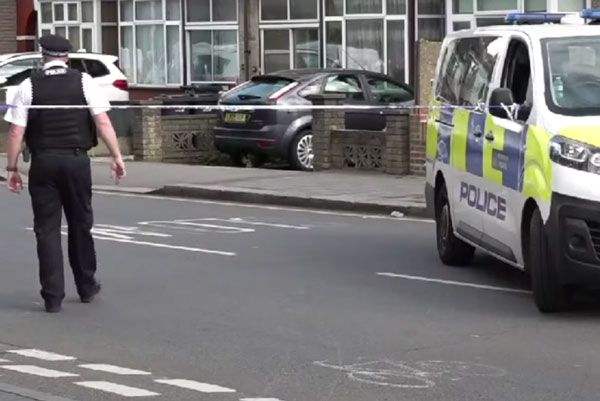 В Лондоне мужчина с мачете убил 14-летнего мальчика и ранил четырёх человек | Неадекватный мужчина с мечом зарубил 14-летнего мальчика в Лондоне