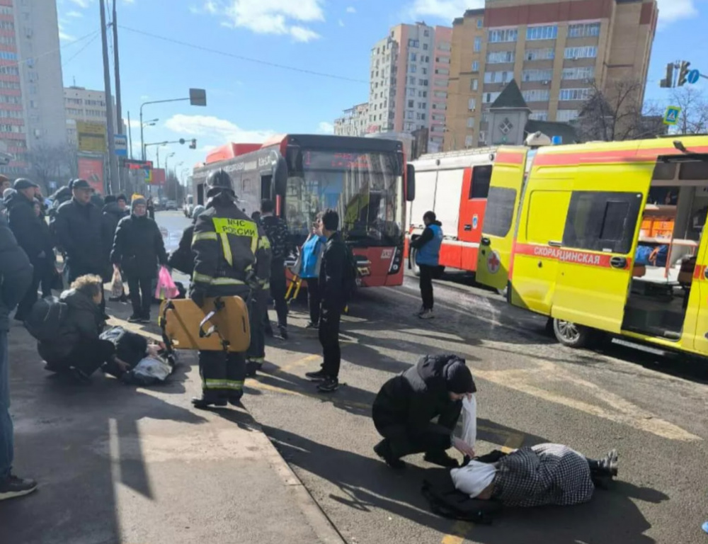 В Казани автомобиль въехал в автобусную остановку, пострадал ребенок | В Казани машина протаранила автобусную остановку