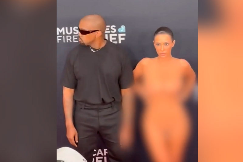 Голая жена Канье Уэста появилась на церемонии премии «Грэмми» в Калифорнии | Голая женщина появилась на церемонии «Грэмми» в США Голая жена Канье Уэста появилась на церемонии премии «Грэмми» в Калифорнии | Голая женщина появилась на церемонии «Грэмми» в США