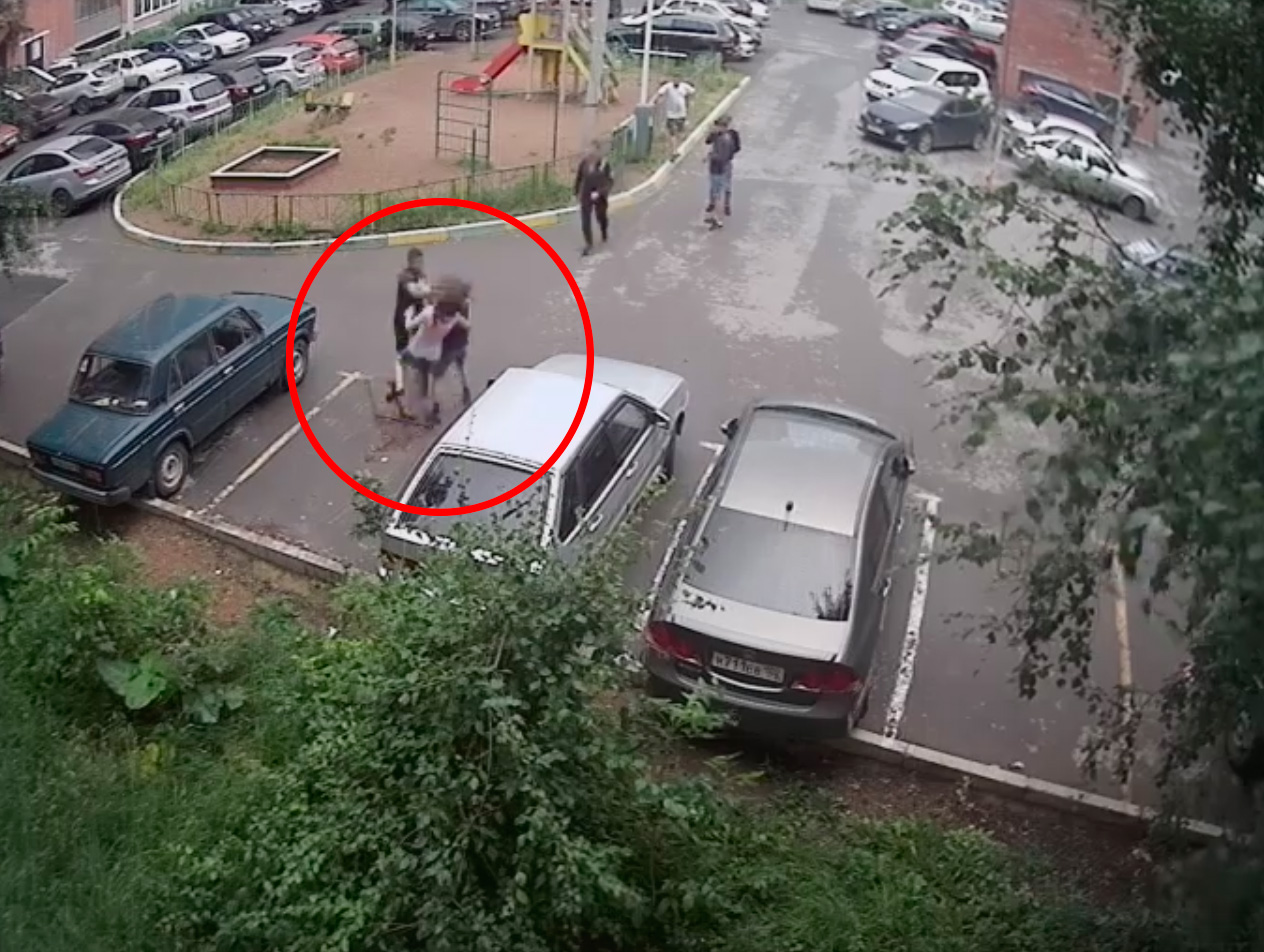 В сети появилось видео жестокого избиения девушки во дворе дома в Уфе В сети появилось видео жестокого избиения девушки во дворе дома в Уфе