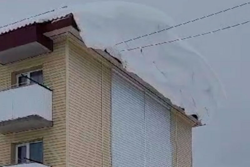 Горы снега выдавливают стекла и проникают в квартиры — жители Сахалина находятся на грани | На Сахалине падающий снег начал заваливать дома по крыши и выбивать окна Горы снега выдавливают стекла и проникают в квартиры — жители Сахалина находятся на грани | На Сахалине падающий снег начал заваливать дома по крыши и выбивать окна