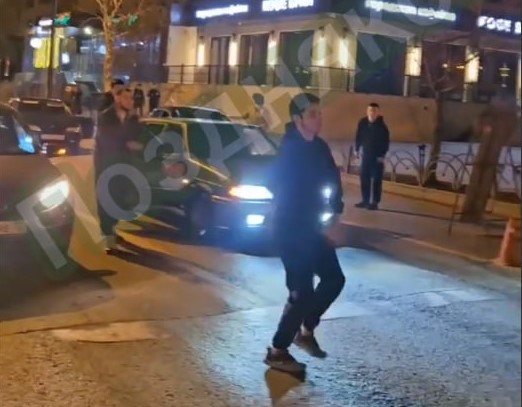 Неизвестные перекрыли дорогу в Тюмени, устроили танцы и вызвали интерес прокурора | Мигранты заблокировали улицу в Тюмени и начали танцевать Неизвестные перекрыли дорогу в Тюмени, устроили танцы и вызвали интерес прокурора | Мигранты заблокировали улицу в Тюмени и начали танцевать