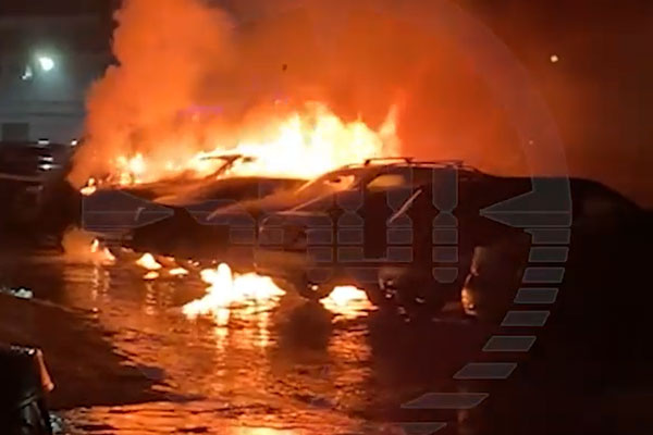 6 легковушек сгорели дотла на парковке в Петербурге 6 легковушек сгорели дотла на парковке в Петербурге