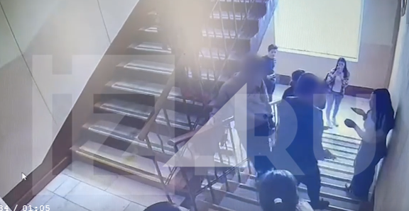 Российский школьник выстрелил в глаз 13-летней девочке Российский школьник выстрелил в глаз 13-летней девочке