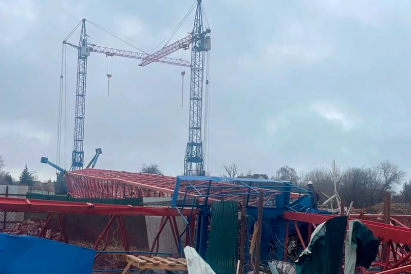 Под Калининградом два человека пострадали в результате падения крана на стройке. Видео | В Калининградской области на людей упал строительный кран Под Калининградом два человека пострадали в результате падения крана на стройке. Видео | В Калининградской области на людей упал строительный кран