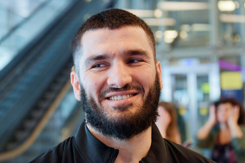 ФНС разыскивает экс-чемпиона мира по боксу Артура Бетербиева за долг в 21 тысячу рублей | Боксёр-миллионер Артур Бетербиев должен ФНС 21 тысячу рублей