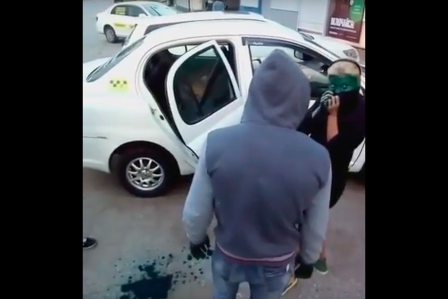 В Хабаровске таксисты заставили умыться зеленкой пассажиров, севших в машину без денег. ВИДЕО В Хабаровске таксисты заставили умыться зеленкой пассажиров, севших в машину без денег. ВИДЕО