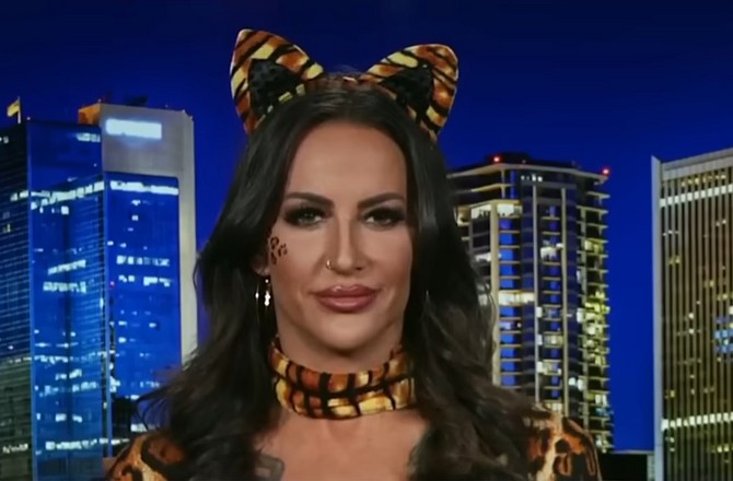 Женщина нарядилась кошкой в знак протеста против трансгендера в школьном совете Женщина нарядилась кошкой в знак протеста против трансгендера в школьном совете