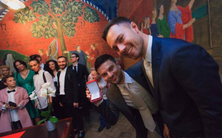 Гей-свадьба станет поводом для побега из России. Звезду Comedy Woman гонят с работы Гей-свадьба станет поводом для побега из России. Звезду Comedy Woman гонят с работы