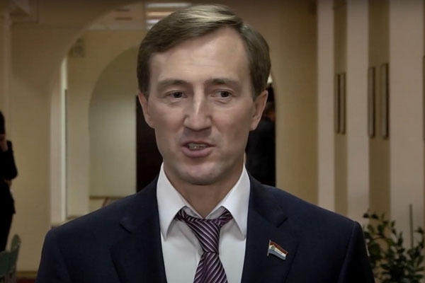 «Не по понятиям»: самарского депутата раскритиковали за розовый лак на ногтях | Самарские депутаты посоветовали коллеге Живайкину не красить ногти розовым лаком «Не по понятиям»: самарского депутата раскритиковали за розовый лак на ногтях | Самарские депутаты посоветовали коллеге Живайкину не красить ногти розовым лаком