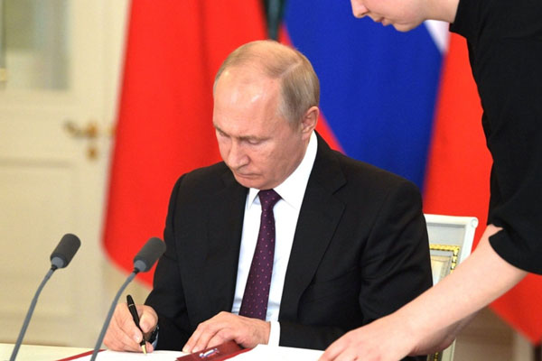 Россия вводит новые законы с 1 июля 2025: что изменится для граждан | Новые законы в России с 1 июля 2025: пенсии, кредитование, персональные данные