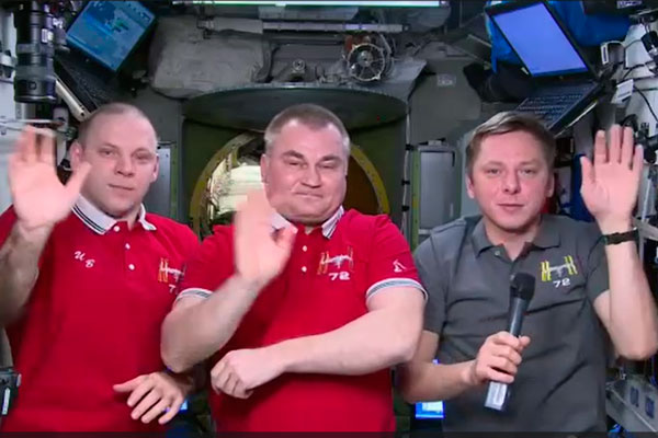 Космонавты на борту МКС поздравили россиян с Днем космонавтики: «Космос для нас — это больше, чем профессия». Видео | Россиян поздравили космонавты с Днем космонавтики с борта МКС Космонавты на борту МКС поздравили россиян с Днем космонавтики: «Космос для нас — это больше, чем профессия». Видео | Россиян поздравили космонавты с Днем космонавтики с борта МКС