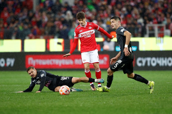 Футболист «Спартака» Леон Классен попал в сети мошенников: как потерял почти миллион рублей | Игрок «Спартака» Классен стал жертвой мошенников, переведя им 900 тысяч рублей Футболист «Спартака» Леон Классен попал в сети мошенников: как потерял почти миллион рублей | Игрок «Спартака» Классен стал жертвой мошенников, переведя им 900 тысяч рублей