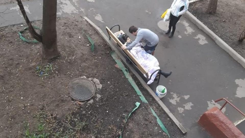 В Москве больную пневмонией женщину оставили умирать на лавке В Москве больную пневмонией женщину оставили умирать на лавке