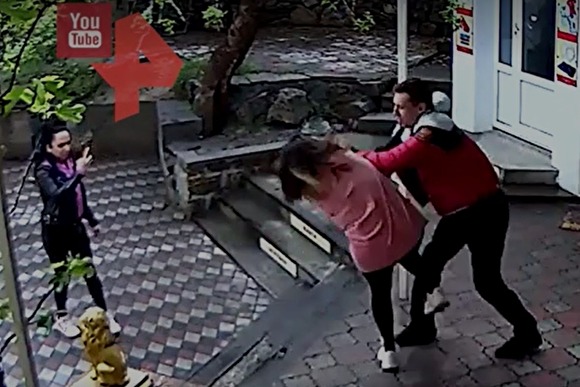 В Крыму продавщица сделала замечание посетителям без масок. Ее избил тренер ММА