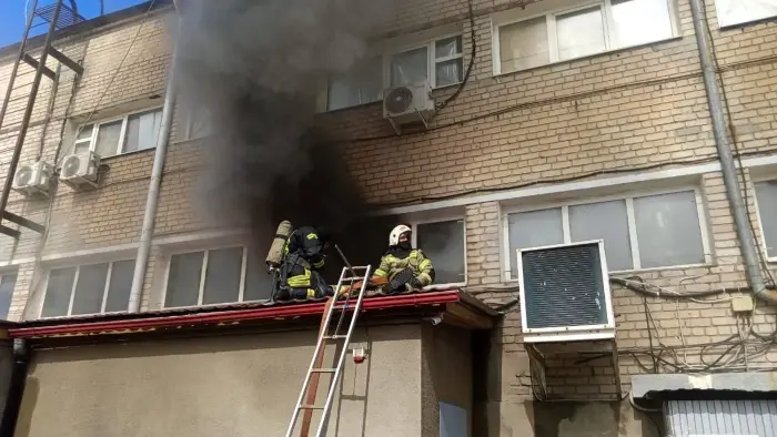 Пожар в ТЦ в Новошахтинске: один пожарный погиб, второй — в больнице | В Новошахтинске при пожаре в торговом центре погиб пожарный Пожар в ТЦ в Новошахтинске: один пожарный погиб, второй — в больнице | В Новошахтинске при пожаре в торговом центре погиб пожарный