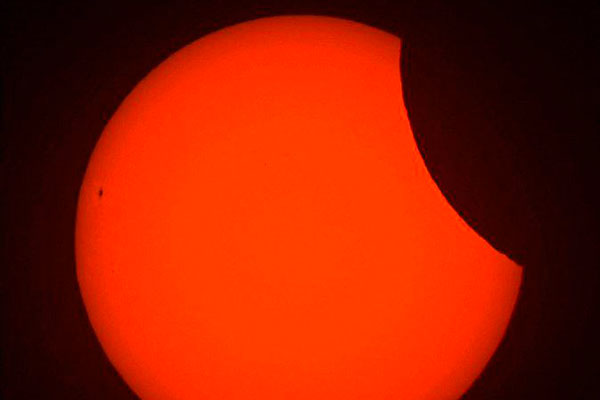 «Солнце частично исчезло за облаками!» - В Европе и России наблюдали солнечное затмение | Солнечное затмение: жители Европы и России стали свидетелями космического явления «Солнце частично исчезло за облаками!» - В Европе и России наблюдали солнечное затмение | Солнечное затмение: жители Европы и России стали свидетелями космического явления