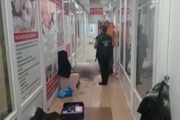 В Ленинградской области женщину зарубили топором в торговом центре В Ленинградской области женщину зарубили топором в торговом центре