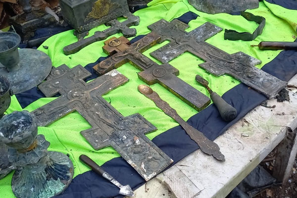 В российском селе рыбаки нашли в болоте клад церковных украшений В российском селе рыбаки нашли в болоте клад церковных украшений