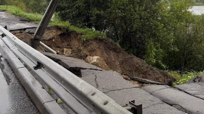 В Череповце сошел оползень после ливней: трамваи остановлены, улицы перекрыты | Оползень в Череповце парализовал движение трамваев В Череповце сошел оползень после ливней: трамваи остановлены, улицы перекрыты | Оползень в Череповце парализовал движение трамваев