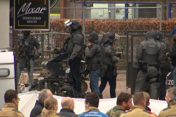 Взятые в заложники сотрудники бара в Нидерландах освобождены, захватчик задержан | Захватчик бара в Нидерландах отпустил заложников и сдался полиции