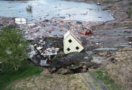 В Норвегии оползень унес в море часть поселка В Норвегии оползень унес в море часть поселка