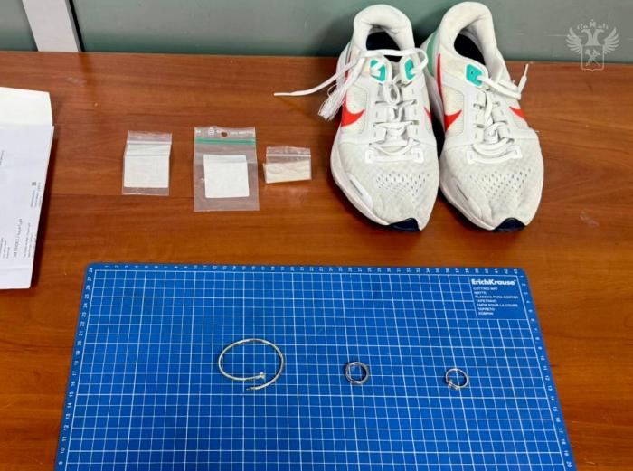 Прятал Cartier под кроссовками: россиянина задержали в аэропорту Грозного с украшениями | Россиянина поймали в аэропорту с Cartier под стельками кроссовок Прятал Cartier под кроссовками: россиянина задержали в аэропорту Грозного с украшениями | Россиянина поймали в аэропорту с Cartier под стельками кроссовок