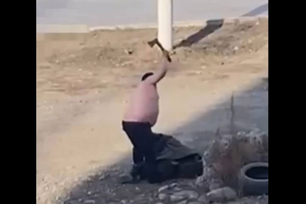 Полуголый мужчина с топором напал на людей в Абакане Полуголый мужчина с топором напал на людей в Абакане