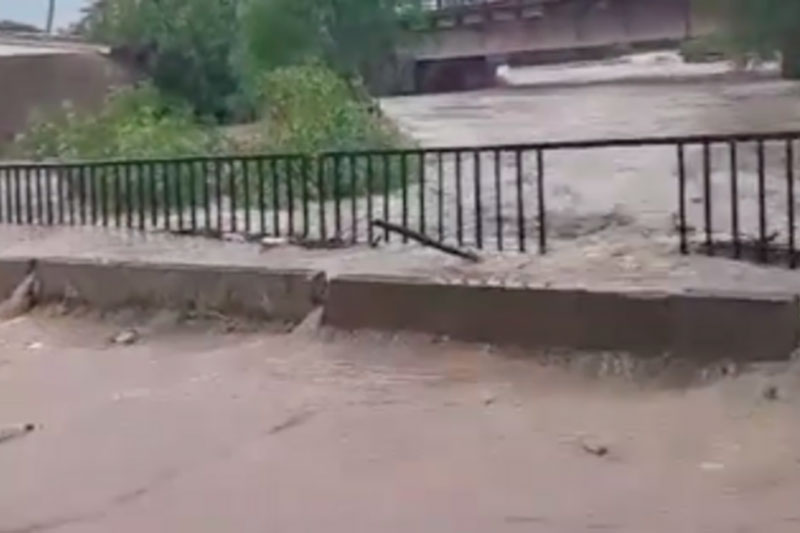 Машину унесло рекой Вере в Грузии из-за наводнения | В Грузии наводнение: разлилась река Вере и смыла машину Машину унесло рекой Вере в Грузии из-за наводнения | В Грузии наводнение: разлилась река Вере и смыла машину