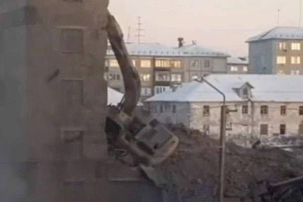 В Воркуте экскаватор перевернулся во время сноса дома В Воркуте экскаватор перевернулся во время сноса дома