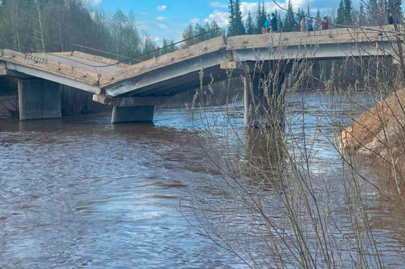 Шокирующее ЧП в Якутии: два пролета автомобильного моста рухнули из-за размытия талых вод! Видео | Автомобильный мост частично обрушился в Якутии