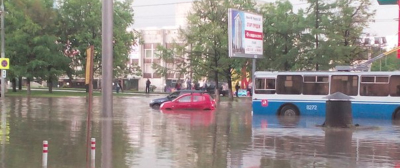 Соцсети обсуждают сильнейший ливень в Москве: потоп и взрывы Соцсети обсуждают сильнейший ливень в Москве: потоп и взрывы