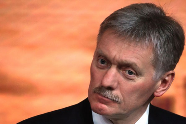 Песков отказался комментировать избиение сыном Кадырова поджигателя Корана