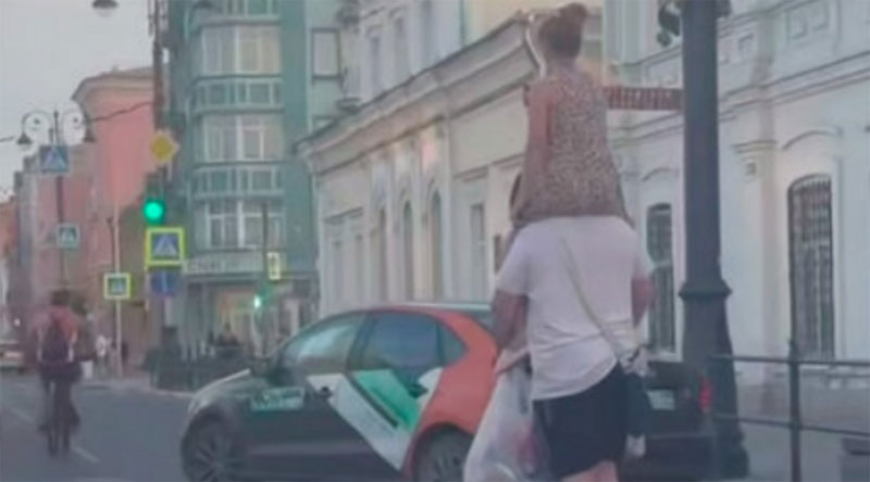 Самарец с ребёнком на шее и пакетами в руках прокатился на электросамокате | В Самаре мужчина устроил экстремальную поездку на самокате с ребёнком на шее Самарец с ребёнком на шее и пакетами в руках прокатился на электросамокате | В Самаре мужчина устроил экстремальную поездку на самокате с ребёнком на шее