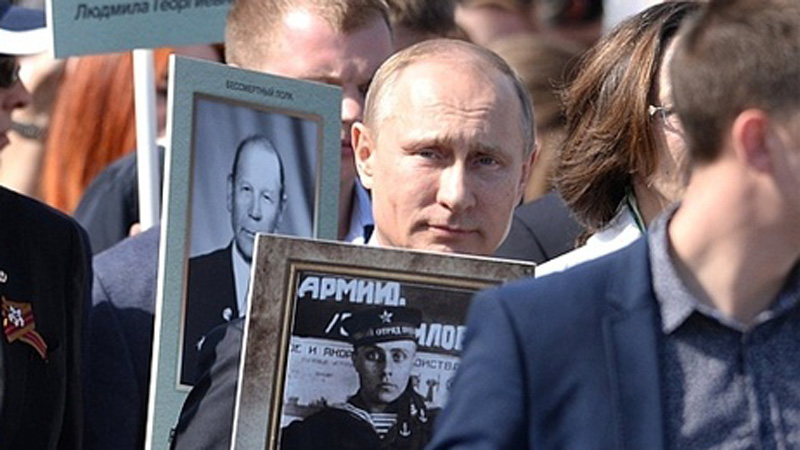 Владимир Путин с портретом своего отца воевавшего в Эстонии возглавил шествие Бессмертного полка на Красной площади