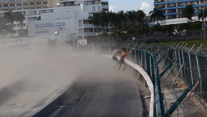 Туристку насмерть сдуло с пляжа самолетом