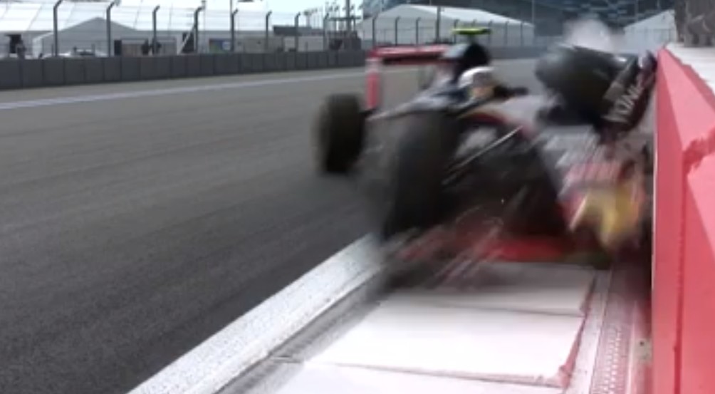 Испанский гонщик "Формулы-1" разбился во время Гран-при в Сочи. ВИДЕО Испанский гонщик "Формулы-1" разбился во время Гран-при в Сочи. ВИДЕО