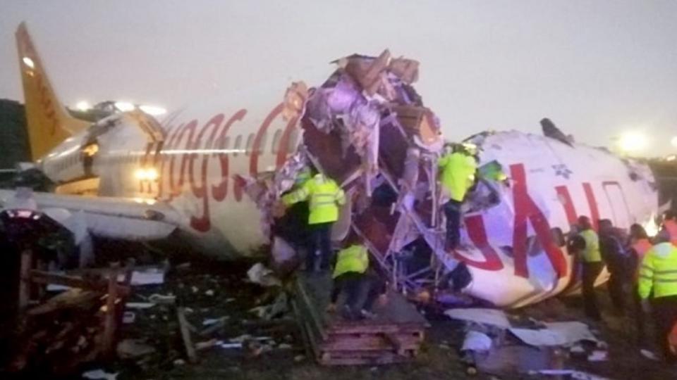 При посадке в Турции потерпел крушение самолет. Пострадали 120 человек
