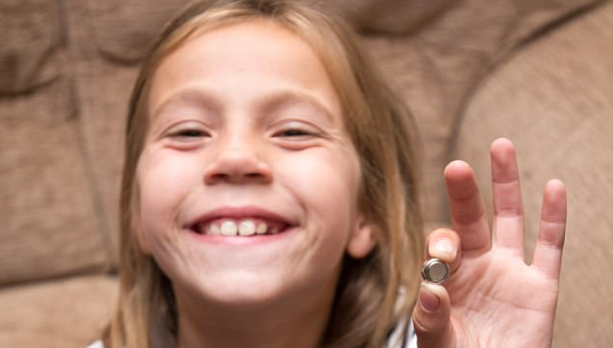 Семилетней британке грозят годы операций из-за батарейки в носу Семилетней британке грозят годы операций из-за батарейки в носу