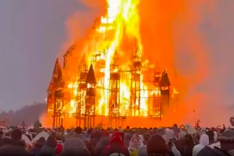 В Сеть выложили подожженную на Масленицу 26-метровую мельницу под Калугой | Огромный замок в Никола-Ленивце сожгли в честь Масленицы В Сеть выложили подожженную на Масленицу 26-метровую мельницу под Калугой | Огромный замок в Никола-Ленивце сожгли в честь Масленицы