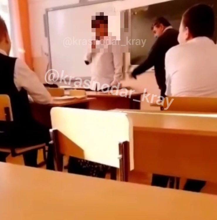 В Краснодарском крае замдиректора школы избил ремнём учеников В Краснодарском крае замдиректора школы избил ремнём учеников