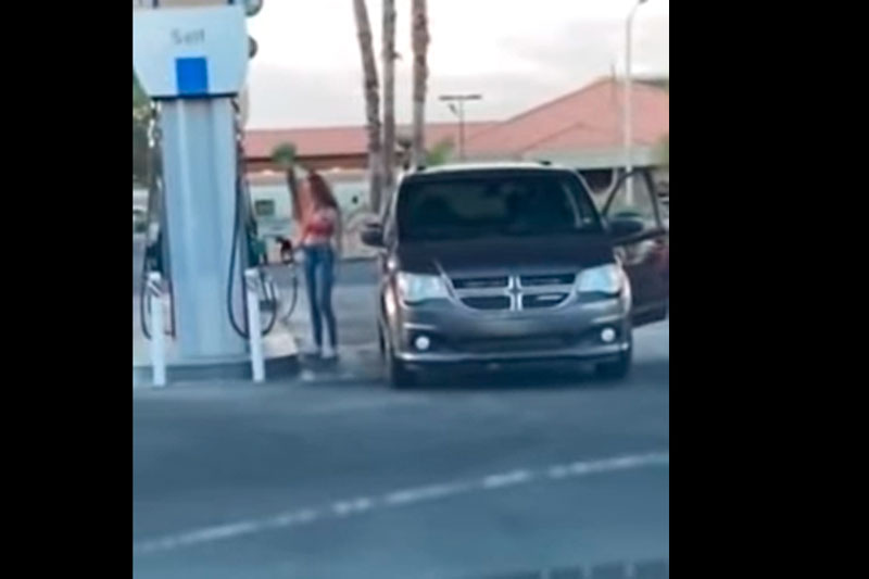 Пользователей Сети развеселила автомобилистка, растерявшаяся на заправке