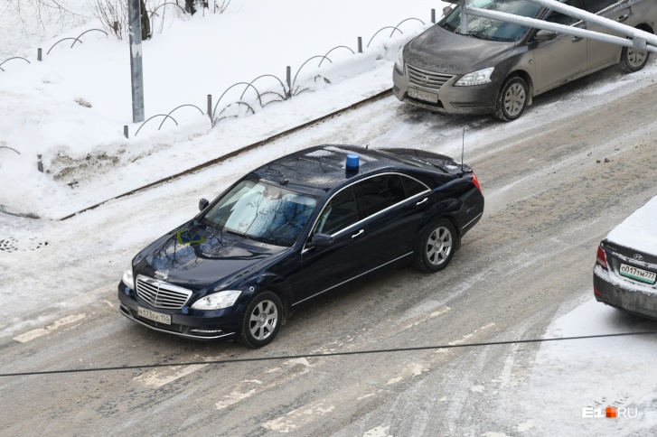 Жители Екатеринбурга вычислили таинственного перекрывателя моста на ЖБИ в час пик Жители Екатеринбурга вычислили таинственного перекрывателя моста на ЖБИ в час пик