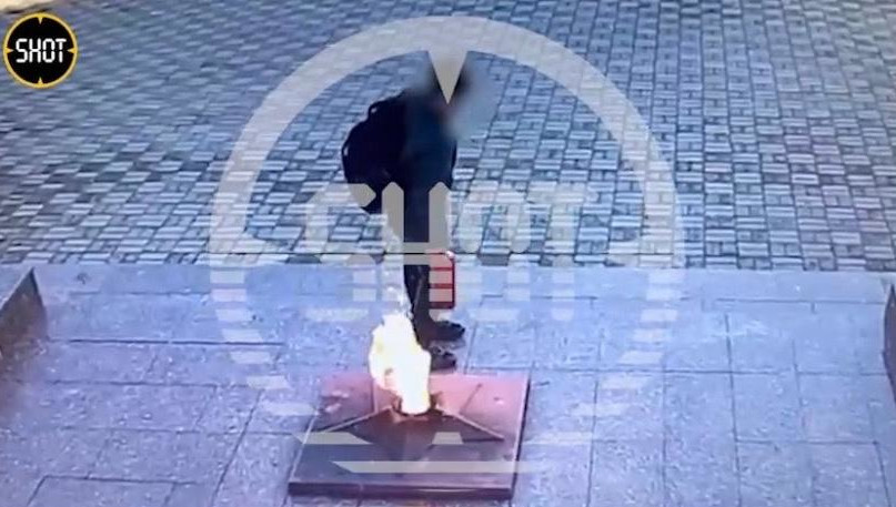 В Подмосковье пятиклассник взорвал Вечный огонь автомобильным огнетушителем В Подмосковье пятиклассник взорвал Вечный огонь автомобильным огнетушителем