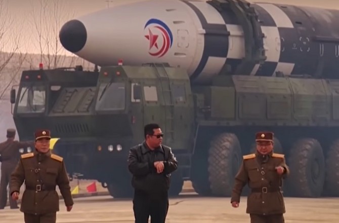 КНДР запустила очередную баллистическую ракету в сторону Японского моря КНДР запустила очередную баллистическую ракету в сторону Японского моря